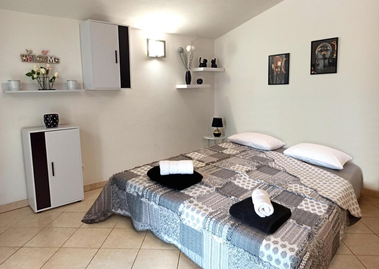 Apartman Dora PUY Exterior foto